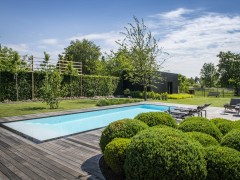 Tuinen Paul Nijst Overloopzwembad met een witte kuip