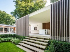 BoGarden BVBA Moderne poolhouse in crépi met horizontale balken Afrormosia