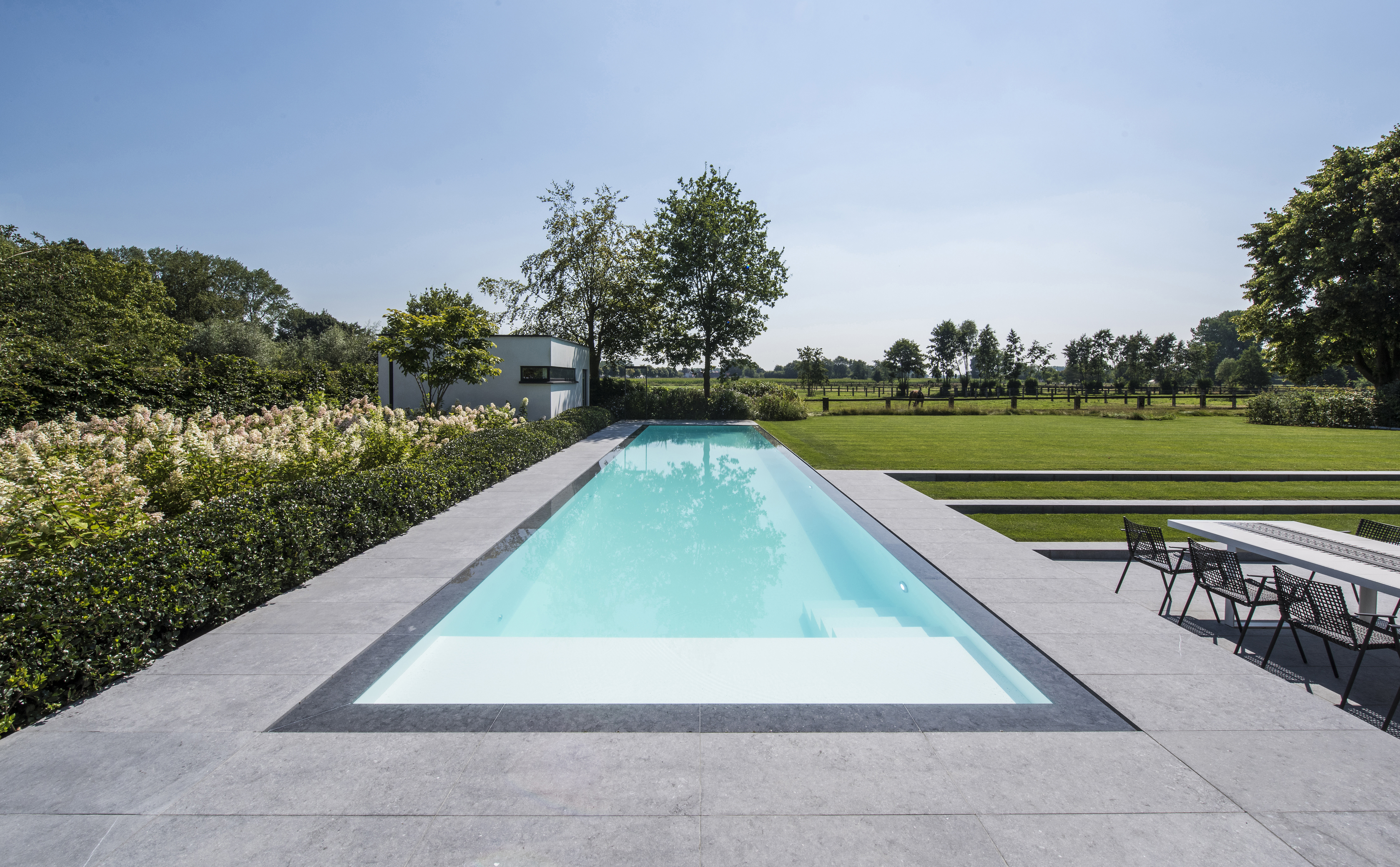 Een infinity pool zorgt voor constant vakantiegevoel in je tuin